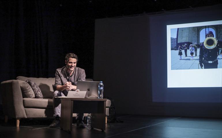 El pasado 27 de enero, los alumnos de la Licenciatura en Artes Visuales tuvieron la oportunidad de participar en un conversatorio con el reconocido artista mexicano Erick Meyenberg. Representante de México en la Bienal de Venecia 2024, Meyenberg compartió su proceso creativo y experiencia en el mundo del arte.