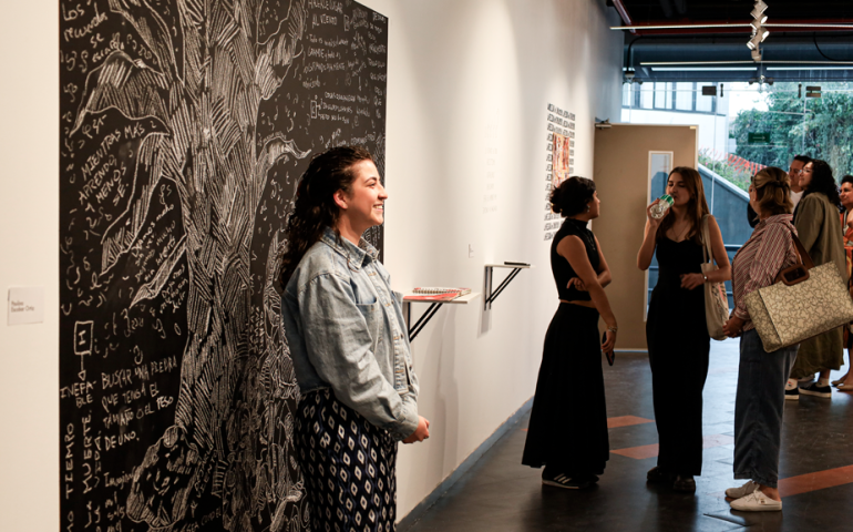 La exposición presentada por alumnas de la Licenciatura en Artes Visuales abrió un espacio de reflexión sobre los procesos de investigación y creación en el arte contemporáneo.
