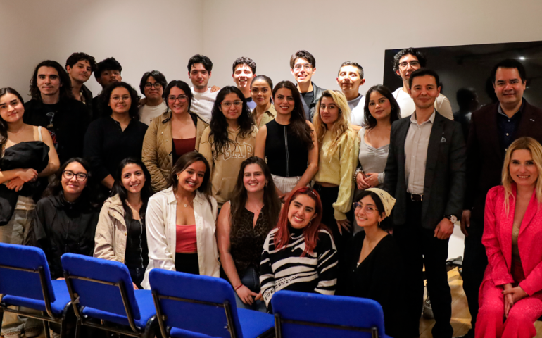 La reconocida integrante de la Orquesta Sinfónica Nacional de México compartió su trayectoria, consejos y reflexiones en un encuentro íntimo con los alumnos de la Licenciatura en Música Contemporánea.