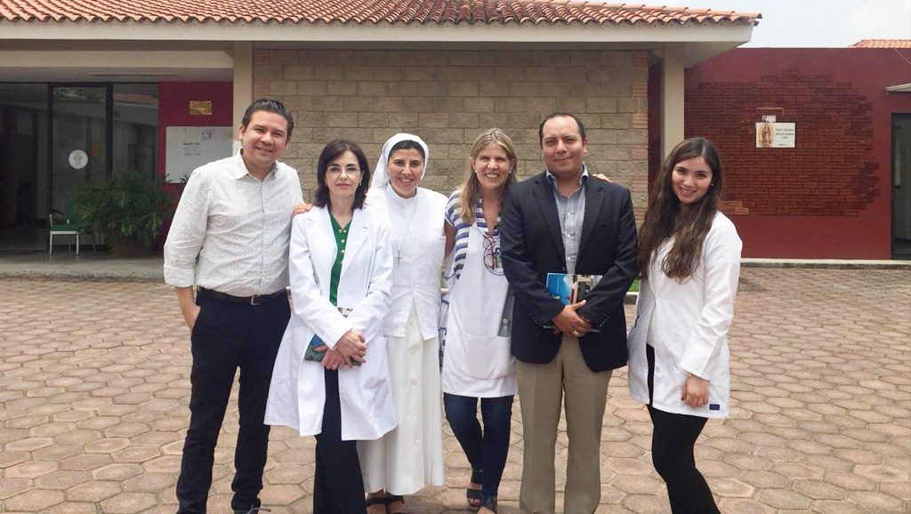 De izquierda a derecha: Dr. Matamoros, Dra. Elvira Llaca, una madre del Buen Samaritano y otros participantes. 