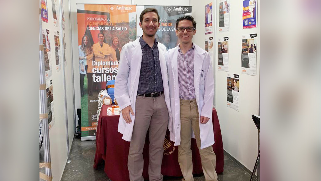 Médicos pasantes de la facultad de bioética asisten a la Feria del Libro de la UNAM