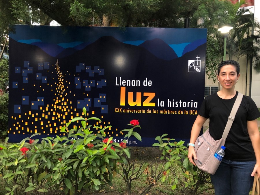 Académica de la Facultad de Bioética participa en programa de televisión en El Salvador.
