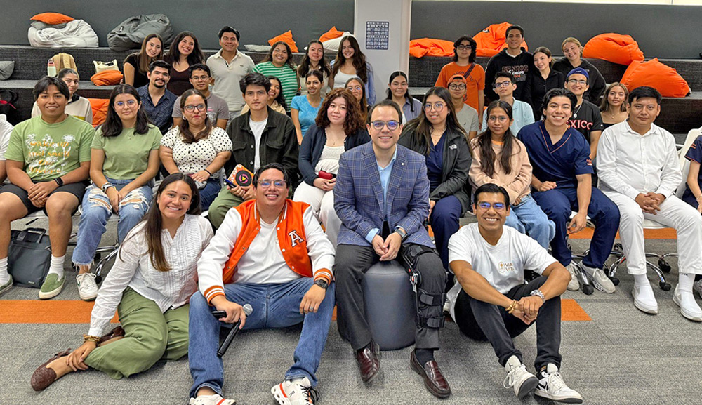 Conferencia sobre redes sociales en la Anáhuac Veracruz