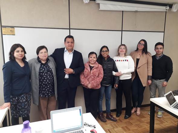 De izquierda a derecha: Dra. Leticia Valdez (profesora) Rosa López (Ecuador), Luis Manuel López, Berenice Ávila, Noemí Sirena, Erika Benítez, Martha Patricia Hernández y Gustavo Rojas.