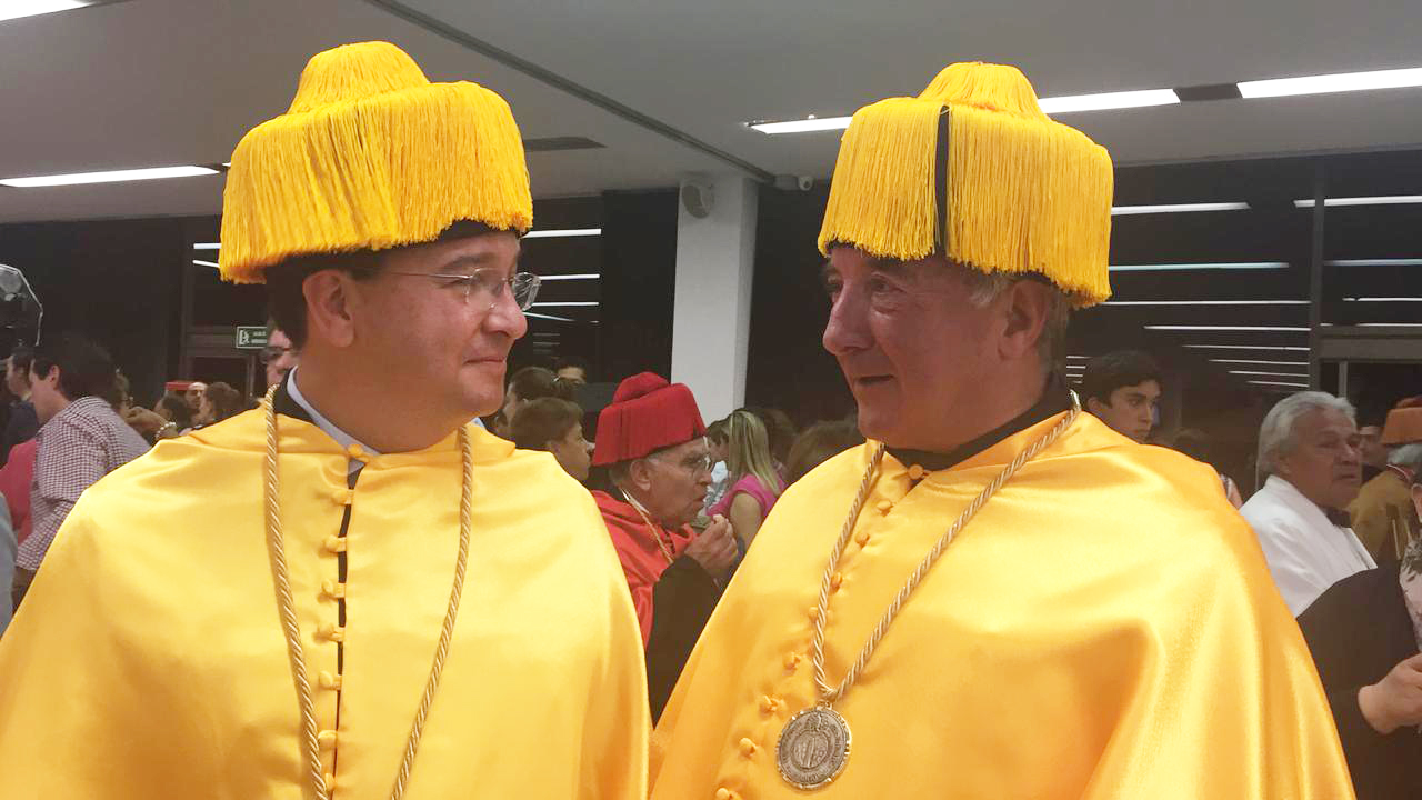 El director de la facultad, Dr. Antonio Cabrera Cabrera (derecha), con Jose Manuel Madrazo tras recibir su diplomado.