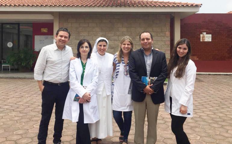 De izquierda a derecha: Dr. Matamoros, Dra. Elvira Llaca, una madre del Buen Samaritano y otros participantes. 