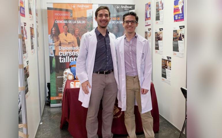 Médicos pasantes de la facultad de bioética asisten a la Feria del Libro de la UNAM