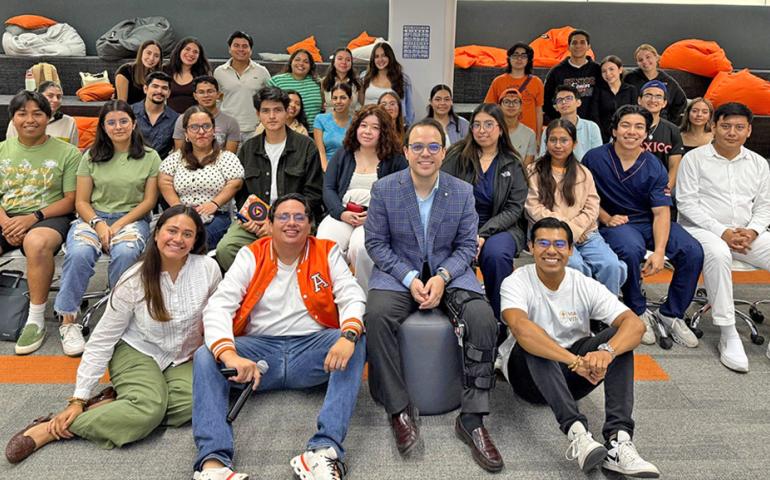 Conferencia sobre redes sociales en la Anáhuac Veracruz