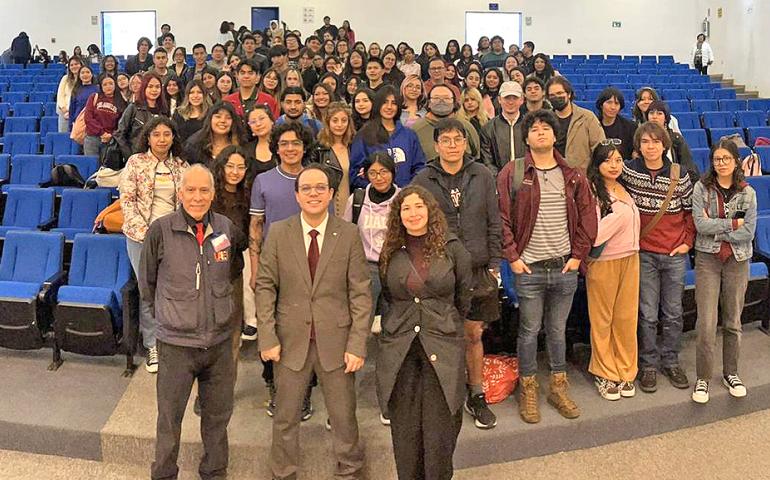 El Dr. Alberto Castilla imparte conferencia sobre fertilidad a alumnos de la UAEH