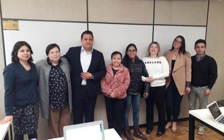 De izquierda a derecha: Dra. Leticia Valdez (profesora) Rosa López (Ecuador), Luis Manuel López, Berenice Ávila, Noemí Sirena, Erika Benítez, Martha Patricia Hernández y Gustavo Rojas.