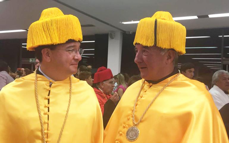 El director de la facultad, Dr. Antonio Cabrera Cabrera (derecha), con Jose Manuel Madrazo tras recibir su diplomado.