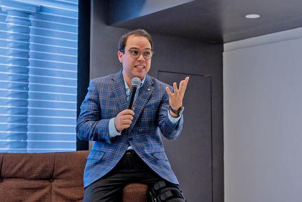 José Alberto Castilla Barajas gives a keynote lecture on bioethics at Anáhuac Veracruz