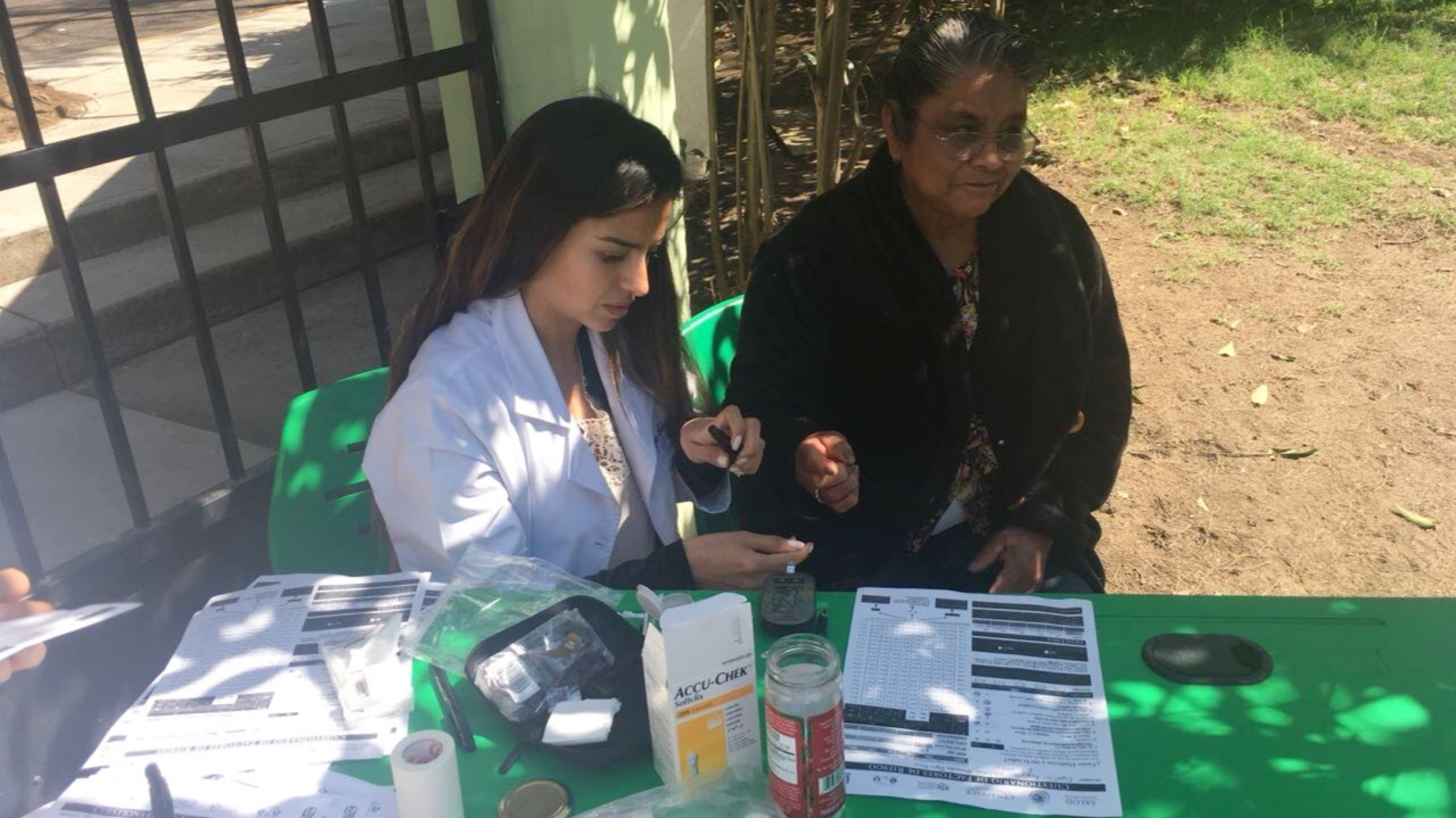Se aplican exámenes de salud en la Telesecundaria Iztaccihuatl.
