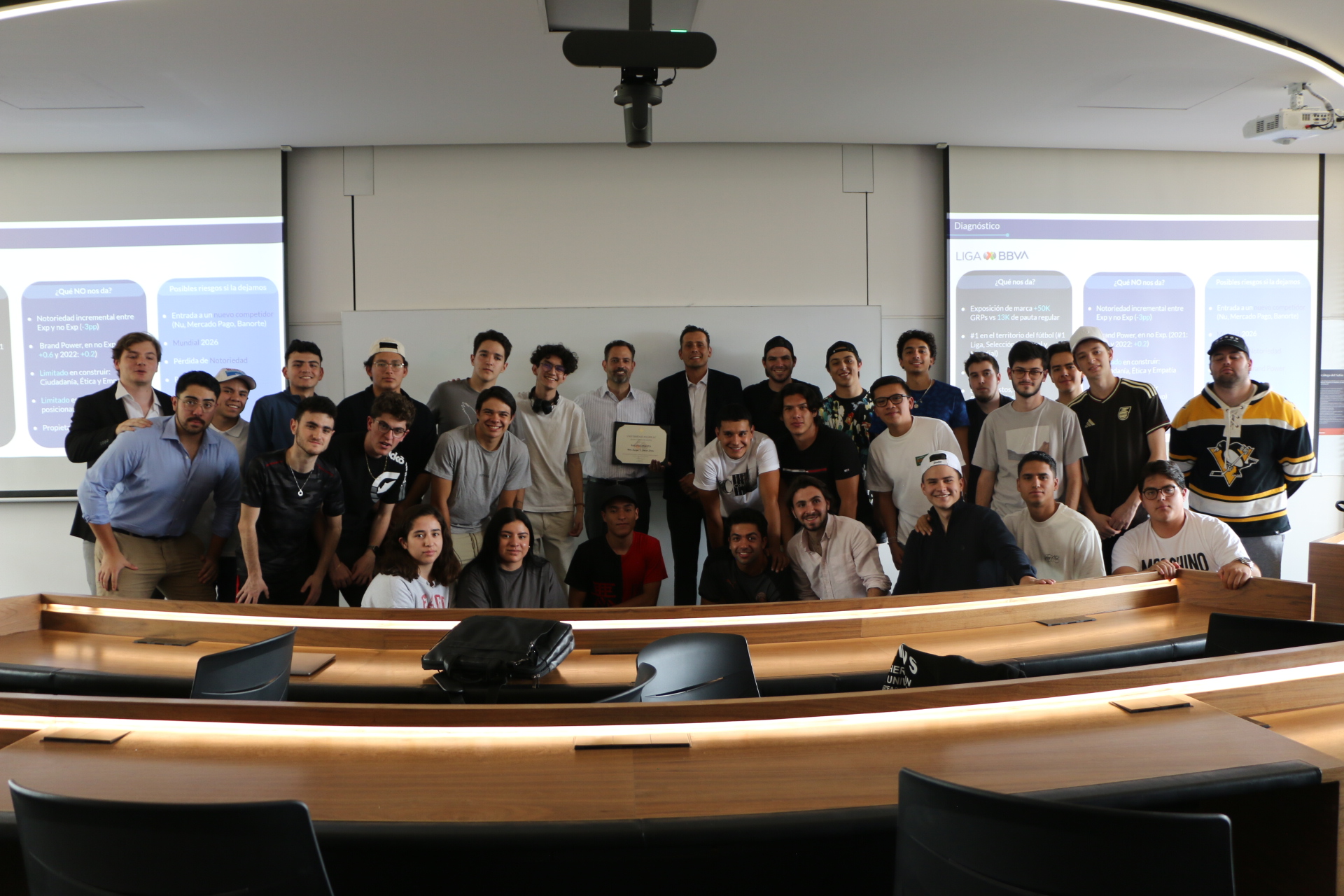 alumnos de dirección del deporte con Enrique Cornish