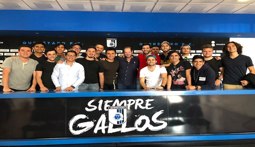 Alumnos visitan el Estadio Corregidora de los Gallos Blancos como actividad de integración.