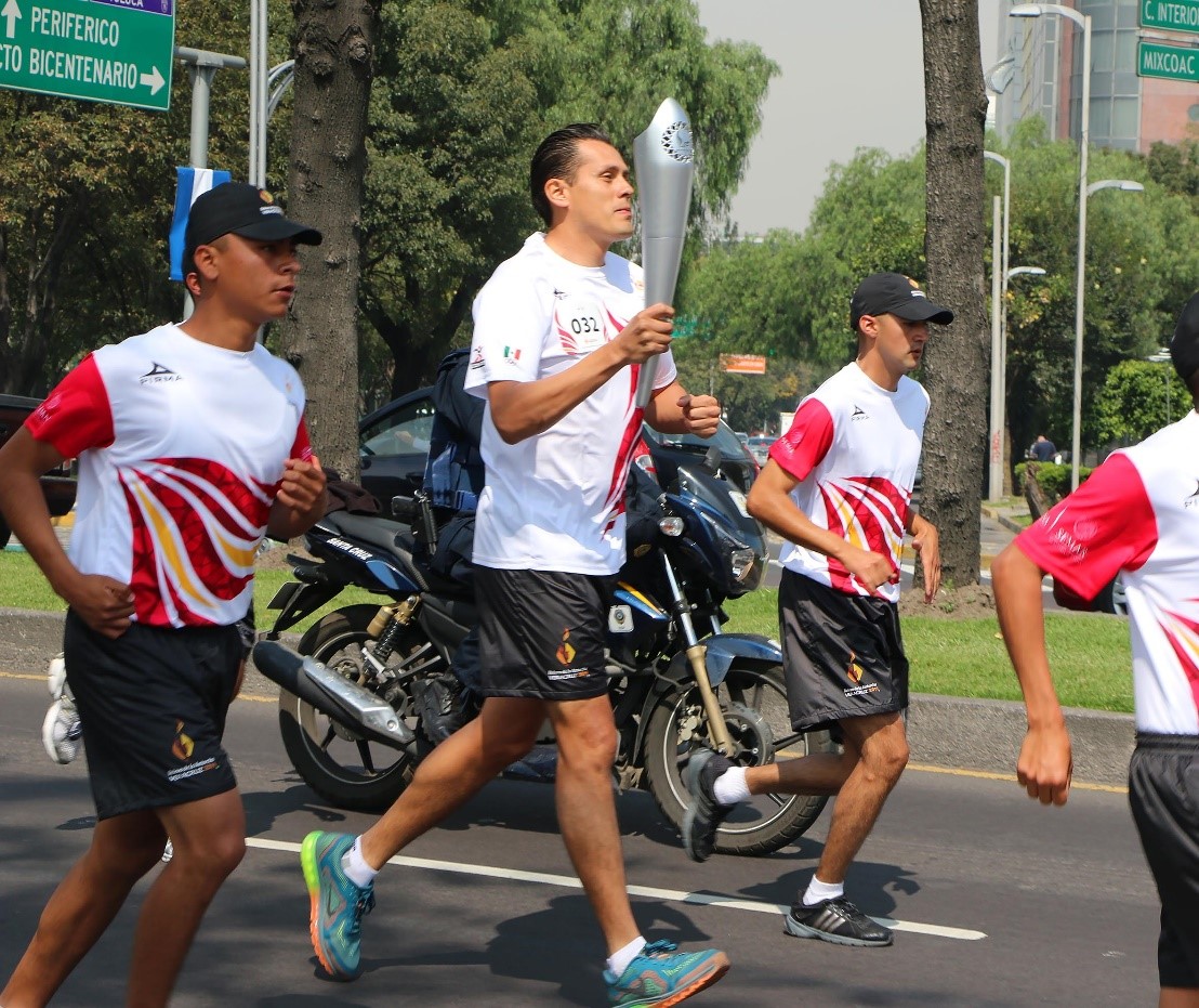 Mtro. Igor Rubio Sosa con la antorcha olímpica para los juegos Centroamericanos y del Caribe