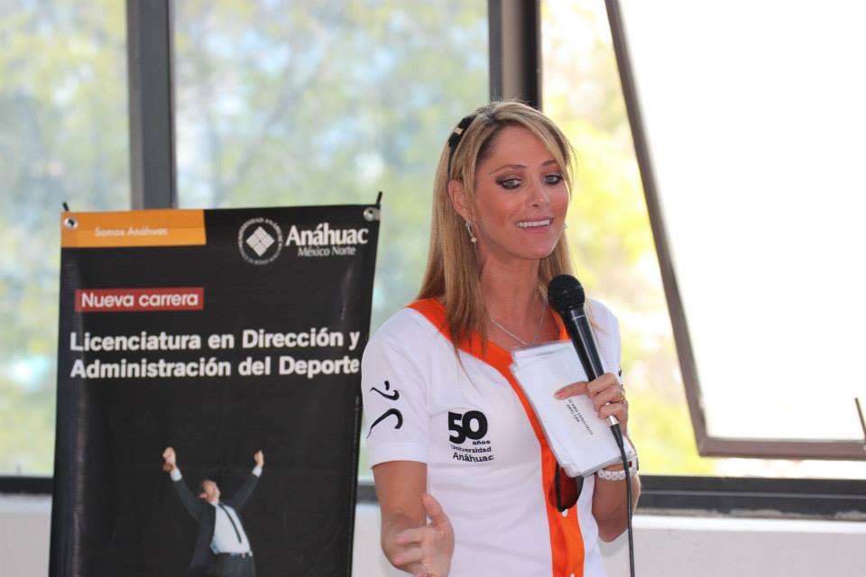 Inés Sainz en conferencia para la Universidad Anáhuac México