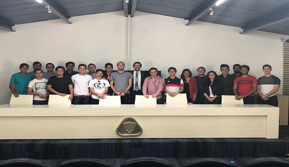 Sociedad de Alumnos de la Escuela de Ciencias del Deporte, presidida por José Antonio Mateo, organizaron una visita guiada en la cantera sur del Club Universidad Nacional (PUMAS).