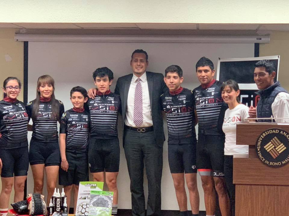 El Dr. Igor Rubio comprometido con el apoyo de nuevos talentos del deporte.