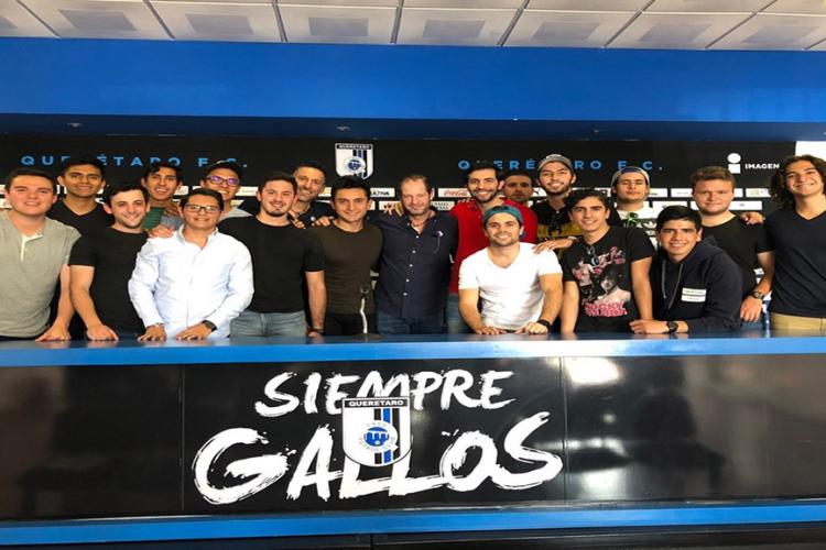 Alumnos visitan el Estadio Corregidora de los Gallos Blancos como actividad de integración.