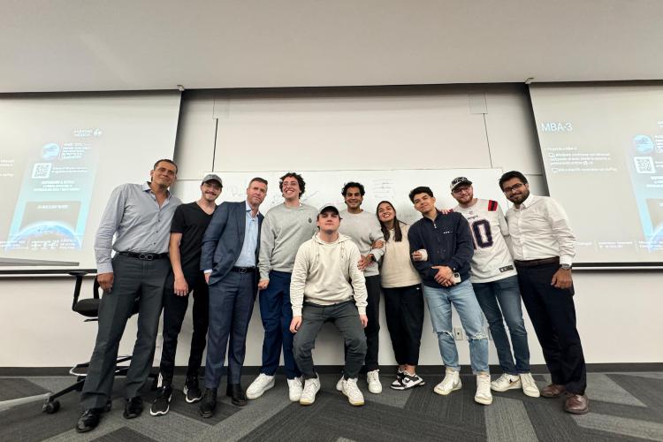 Alfredo Castillo con alumnos de Dirección del Deporte Anáhuac México Norte