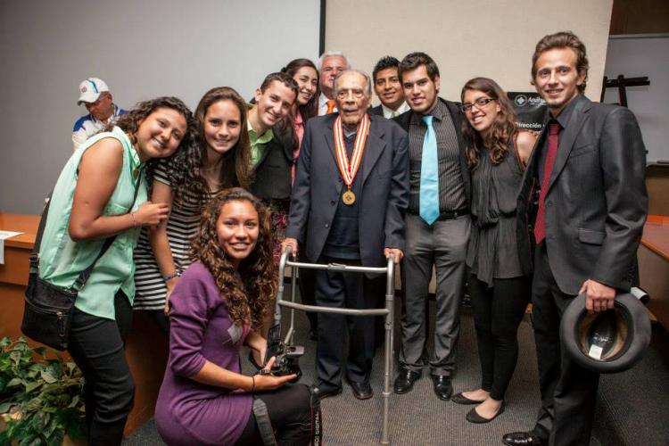 Nacho Trelles con los alumnos de la Escuela de Ciencias del Deporte