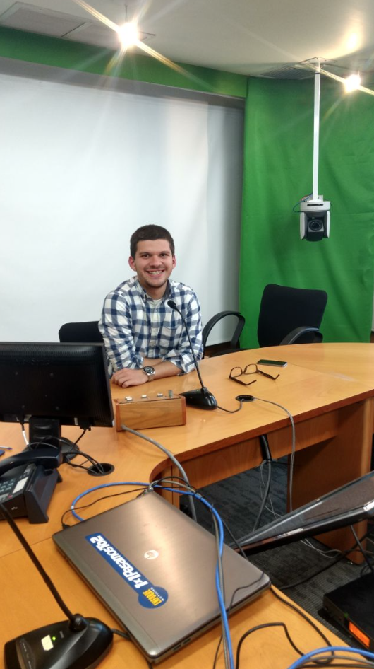 Egresado de la Facultad de Comunicación inicia carrera con el pie derecho