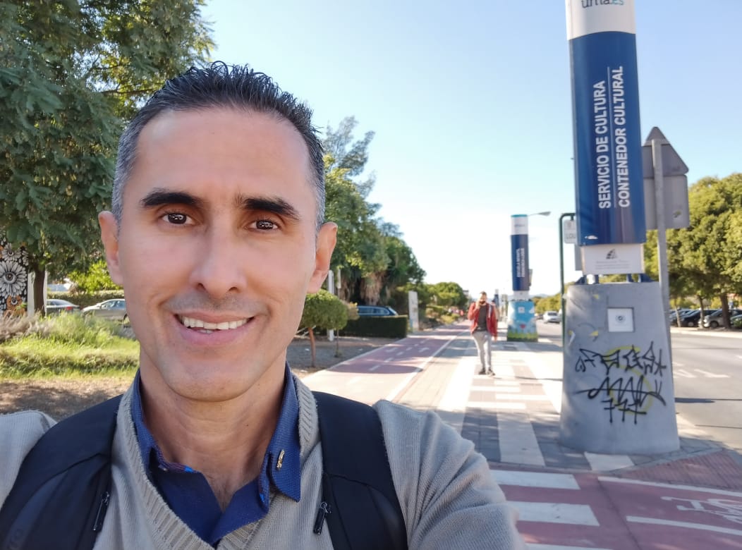 Alumno del Doctorado en Comunicación cumple sueño de realizar pasantía en España