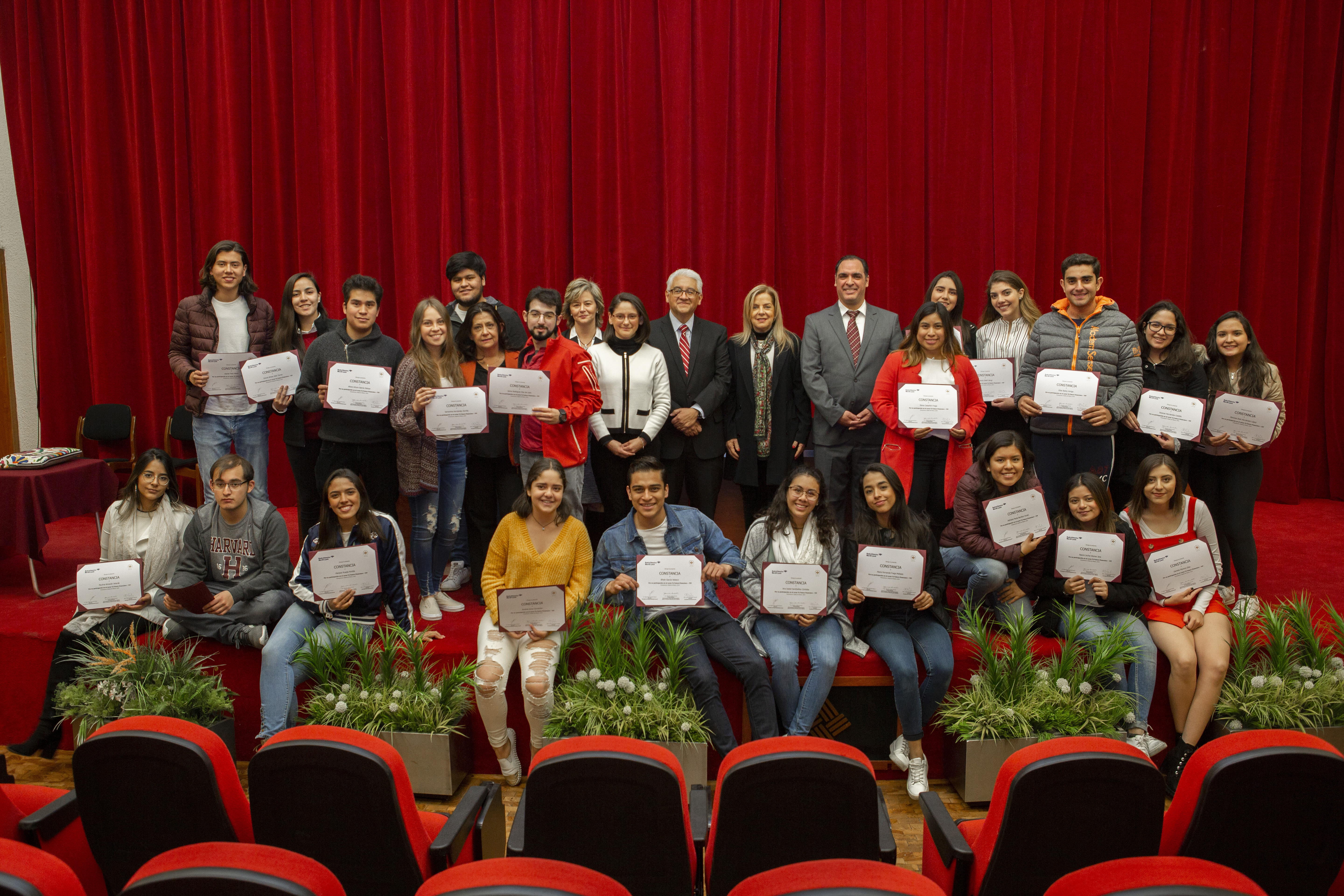 Alumnos de la Facultad de Comunicación concluyen curso financiero