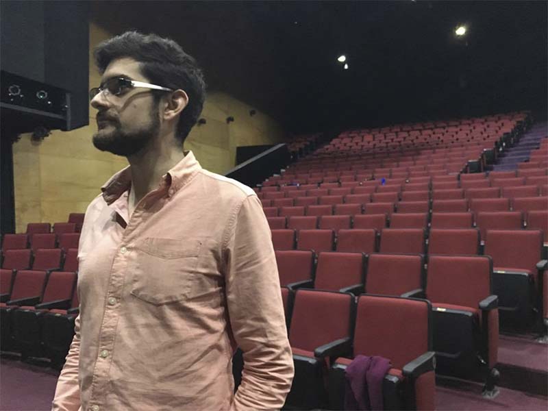Egresado de Comunicación comparte su experiencia en el teatro