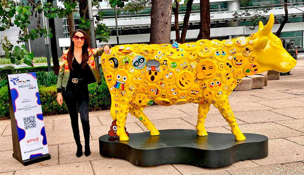 Paulina Pérez Pérez participa en el Cow Parade de la marca emoji