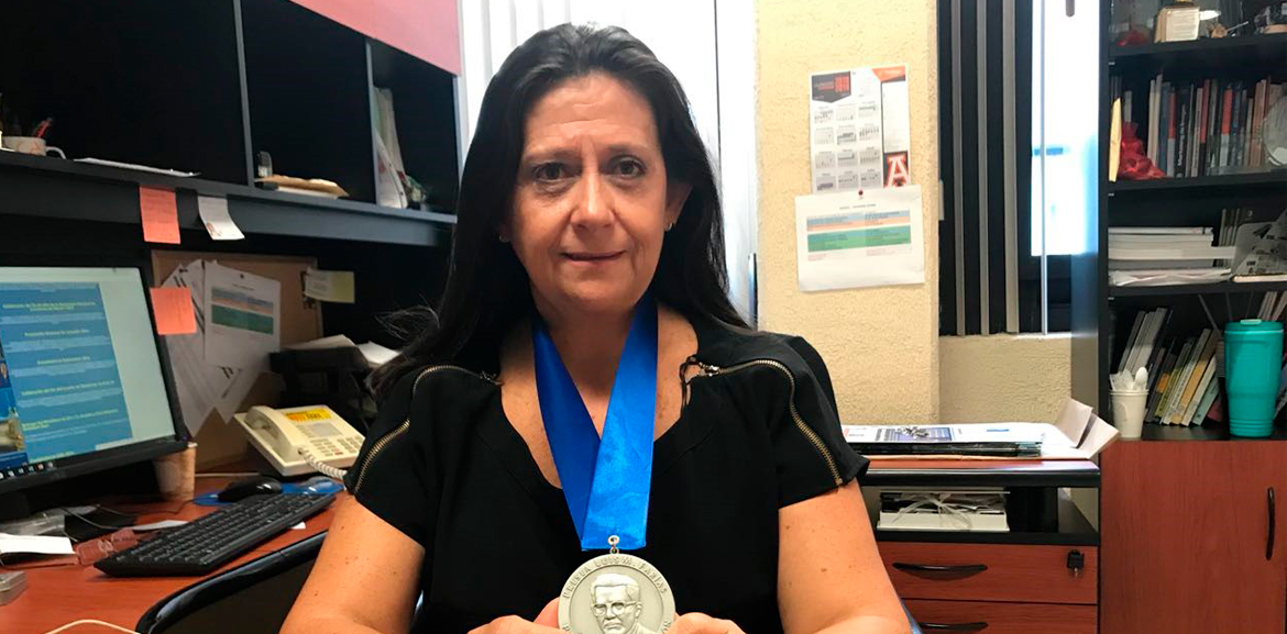 La Mtra. Laura King Lozano recibe la Presea Luis M. Farías 