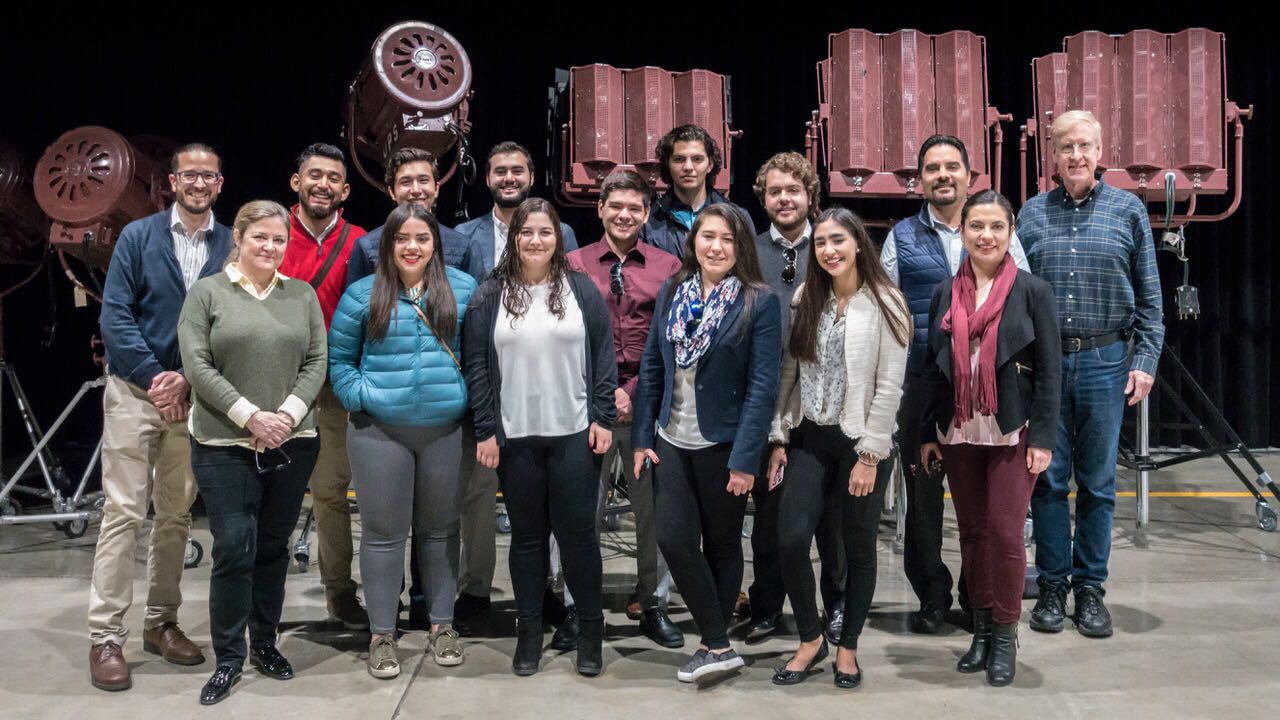 Alumnos realizan viaje académico a Los Ángeles