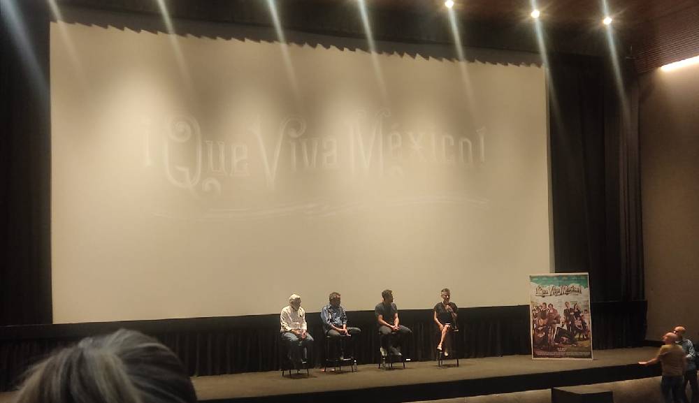 Alumnos de la Facultad de Comunicación asisten a la premier de la película ¡Que viva México! 