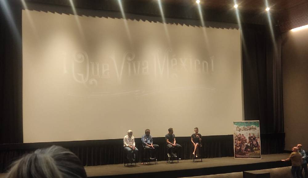 Alumnos de la Facultad de Comunicación asisten a la premier de la película ¡Que viva México!