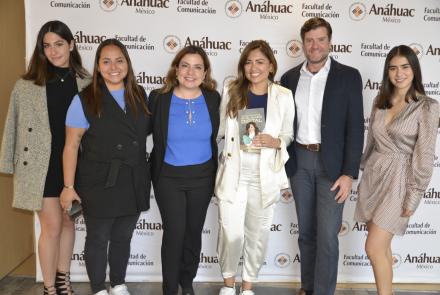 Lina Cáceres dicta Cátedra Prima de la Facultad de Comunicación a alumnos