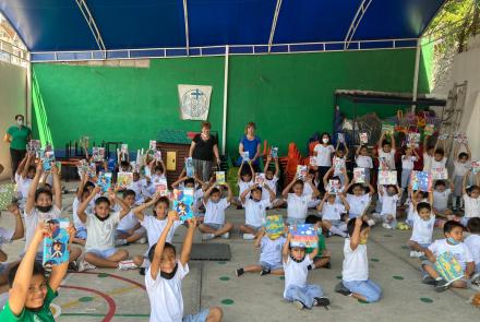 La Facultad de Comunicación celebra el Día del Niño con donación de libros