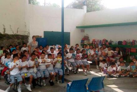 Facultad de Comunicación entrega libros a niños de la Casa Hogar la Buena Tierra