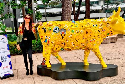 Paulina Pérez Pérez participa en el Cow Parade de la marca emoji