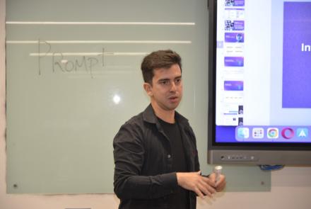 El maestro Vinicius Covas ofrece taller a profesores sobre el Chat GPT3