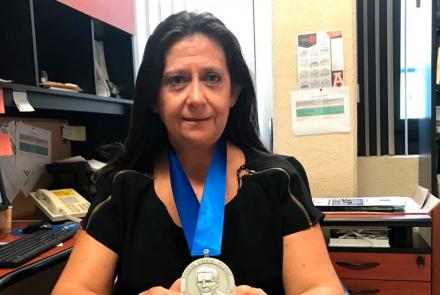 La Mtra. Laura King Lozano recibe la Presea Luis M. Farías 