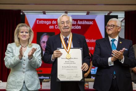 El Dr. Jean Domette recibe la Medalla Anáhuac en Comunicación 2019