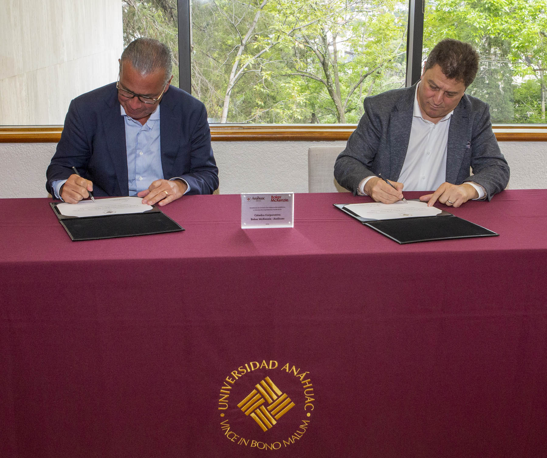 Firma Convenio con Baker McKenzie