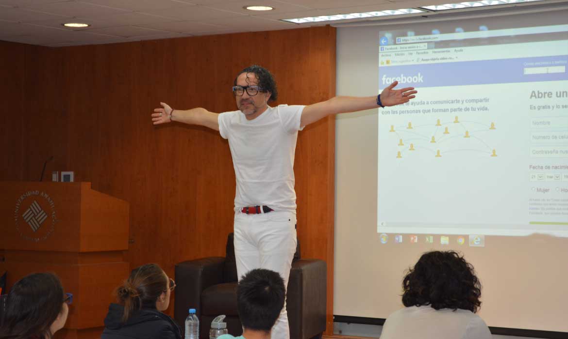 El  diseñador de iluminación Ricardo Noriega imparte conferencia en nuestra Universidad