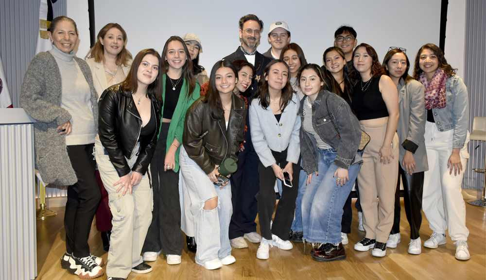 El diseñador Macario Jiménez imparte conferencia sobre moda a nuestros alumnos 