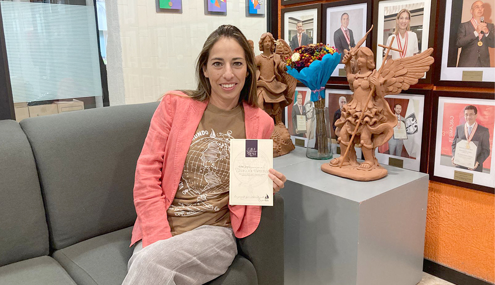 Lilian González recibe el reconocimiento Testigo de Esperanza