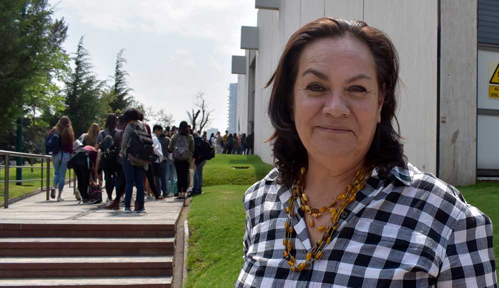 Azucena Basante imparte la conferencia en nuestra Facultad de Diseño