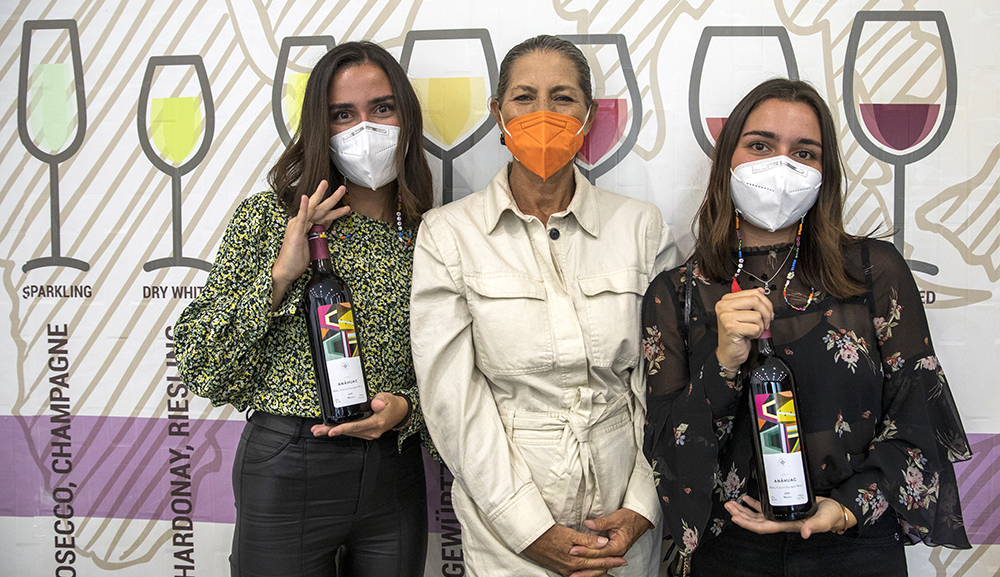 Alumnas de Diseño elaboran la etiqueta del Vino Anáhuac cosecha 2018