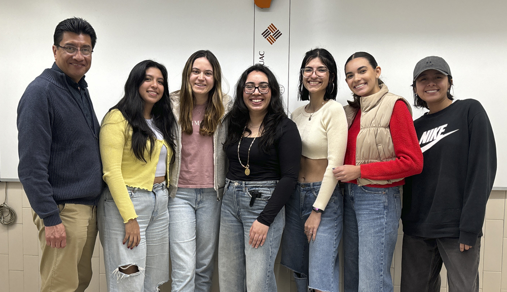 La egresada de diseño gráfico, Jocelyn Nolasco Toledo, se reúne con alumnos que cursan el Practicum 3 para compartir sus experiencias en el mundo laboral.