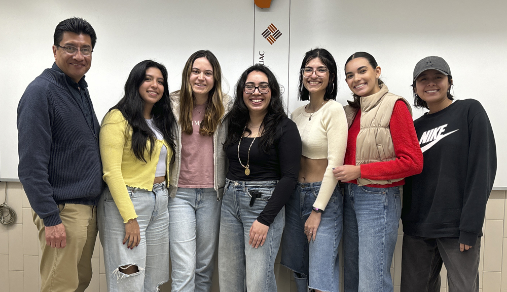 Jocelyn Nolasco Toledo, egresada de diseño gráfico, se reúne con alumnos que cursan el Practicum 3 para compartir sus experiencias en el mundo laboral.